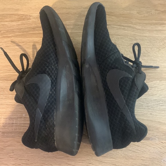 Women’s Black Nike Tanjuns - Picture 3 of 4